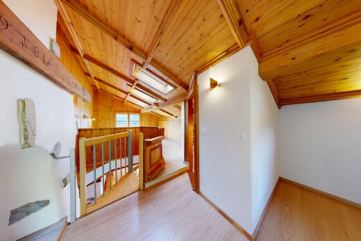 couloir avec plafond voûté, vaulted ceiling, sol en finition bois, wood finish floor, et plafond en bois