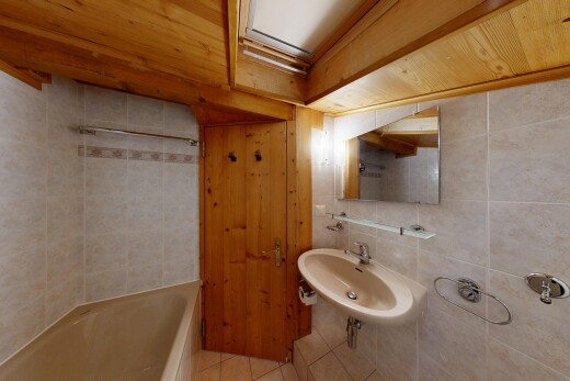 salle de bains avec mur en carrelage, tile wall, salle de bain complète, miroir, et bain