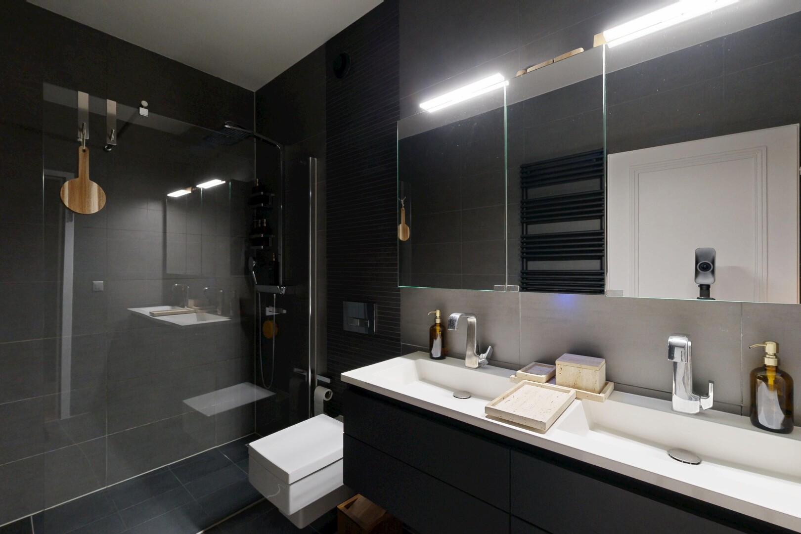 salle de bains avec salle de bain complète, douche, double vasque, inside property, et évier