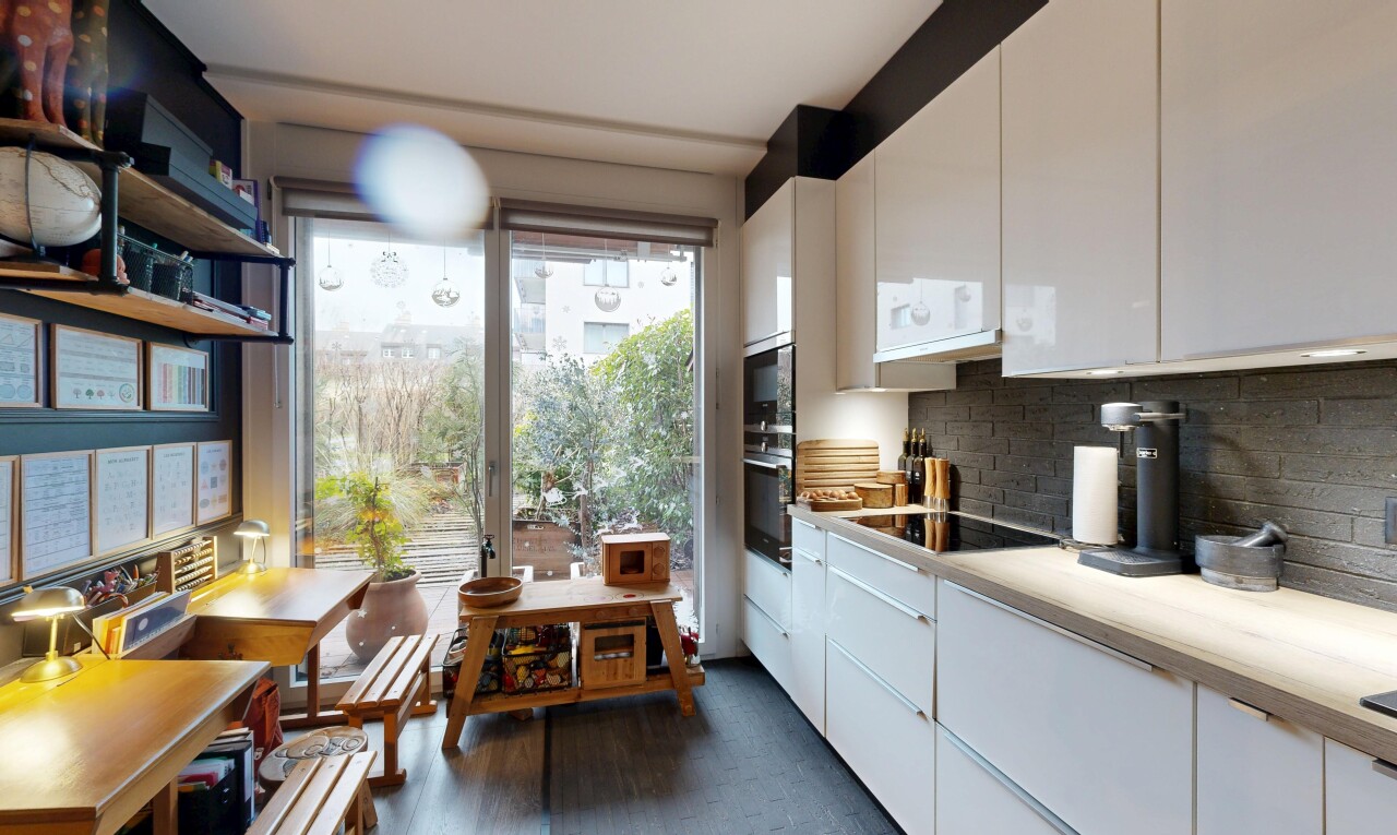 cuisine avec plans de travail, light countertops, inside property, armoires blanches, et white cabinets