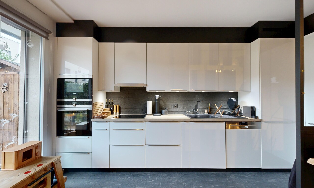 cuisine avec dark floor, armoires blanches, white cabinets, four double, et inside property