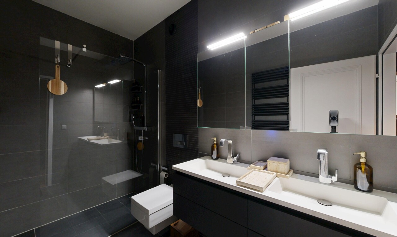 salle de bains avec salle de bain complète, douche, double vasque, inside property, et évier