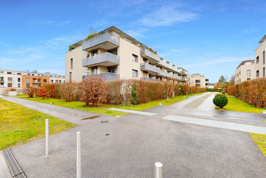 extérieur du bâtiment avec day time, apartment complex view, vue sur le complexe d'appartements, et parking