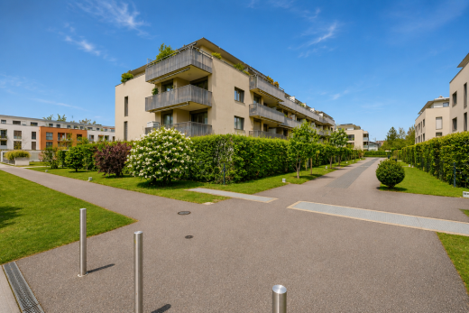 extérieur du bâtiment avec day time, vue sur le complexe d'appartements, et apartment complex view