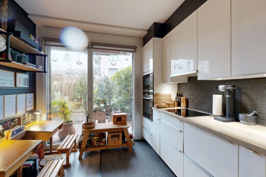 cuisine avec plans de travail, light countertops, inside property, armoires blanches, et white cabinets