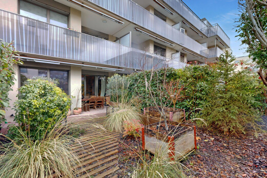 extérieur du bâtiment avec day time et from community