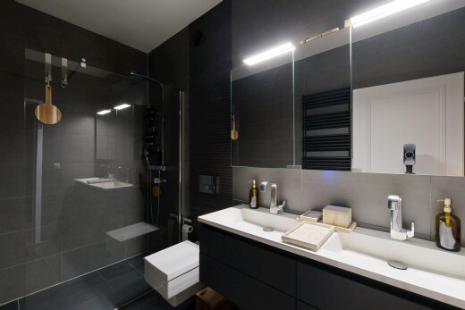 salle de bains avec salle de bain complète, douche, double vasque, inside property, et évier