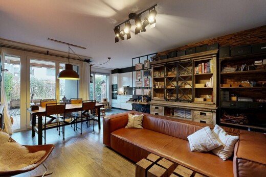 salon / salle à manger avec inside community, wood finish floor, sol en finition bois, natural light, et lumière naturelle