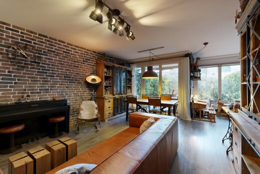 salon / salle à manger avec wood finish floor, sol en finition bois, inside property, natural light, et lumière naturelle