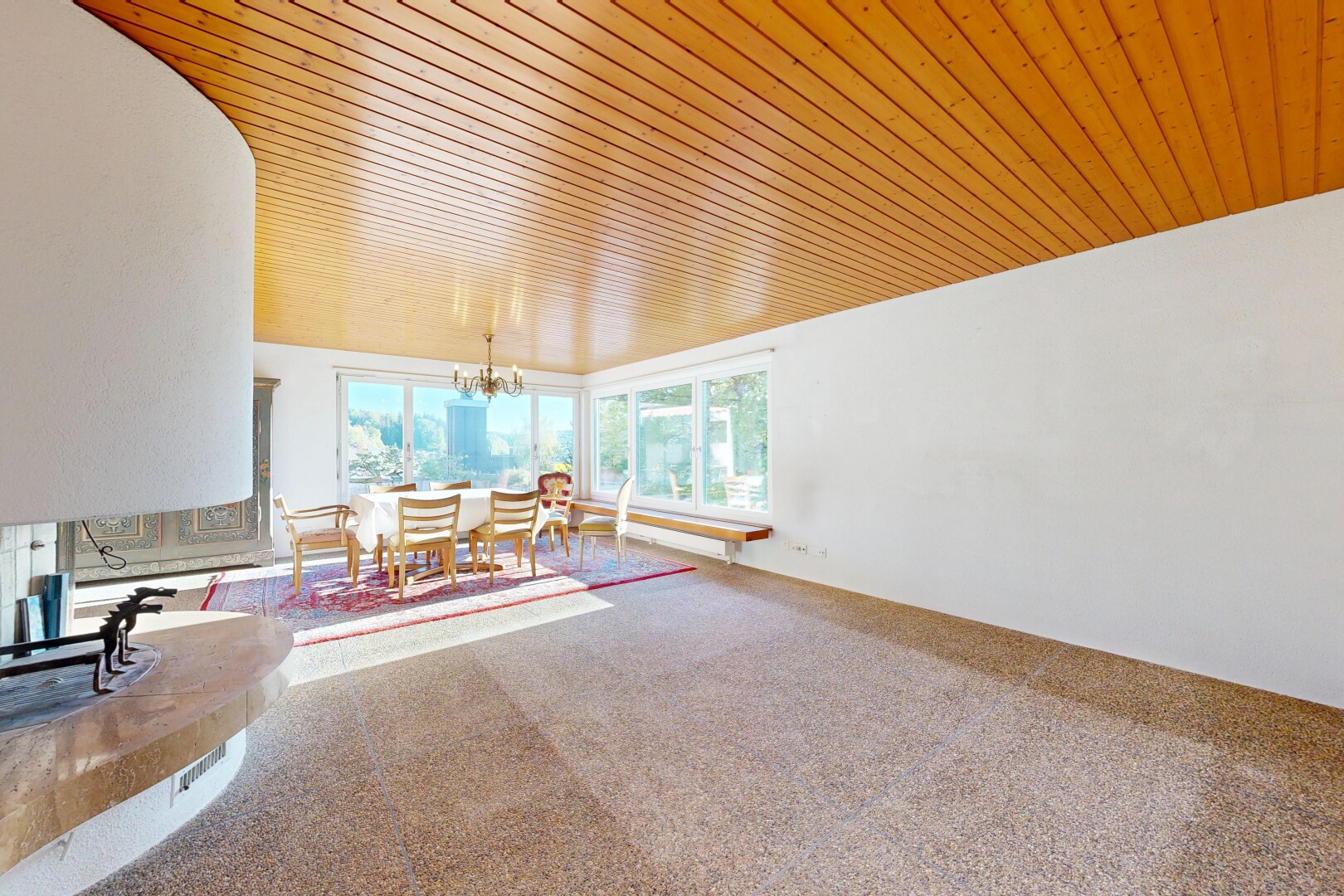 salle à manger avec carpet, moquette, inside property, natural light, et lumière naturelle