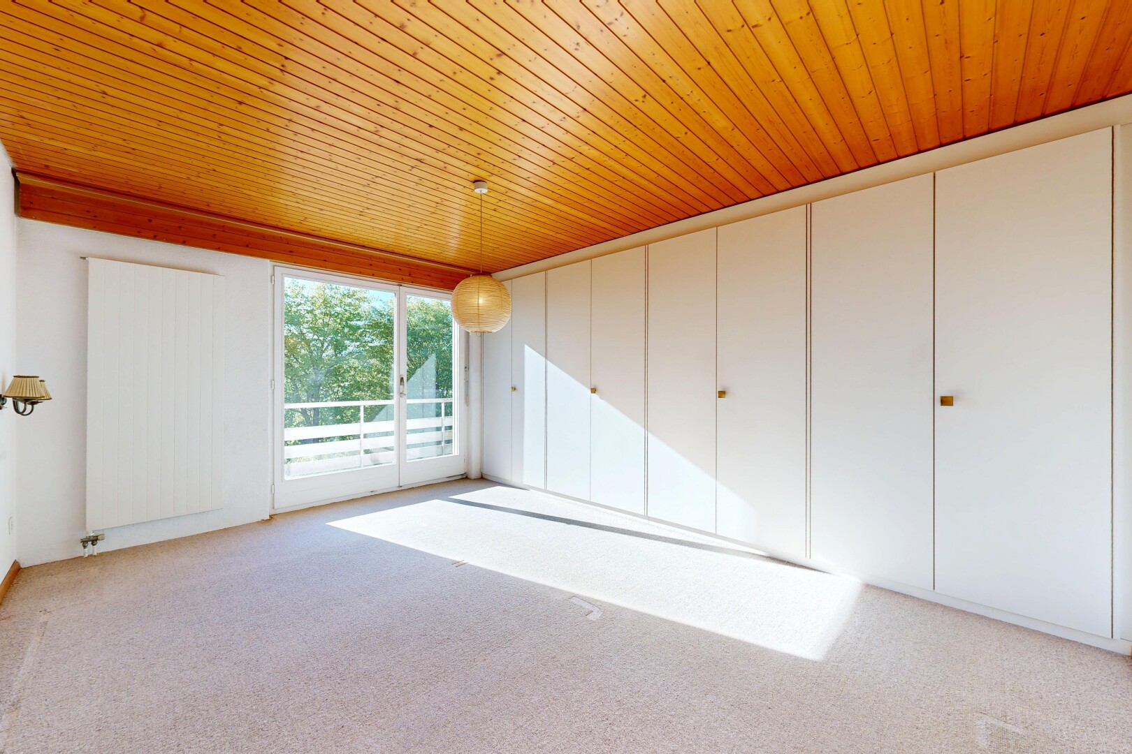 chambre avec lumière naturelle, natural light, moquette, carpet, et accès à l'extérieur