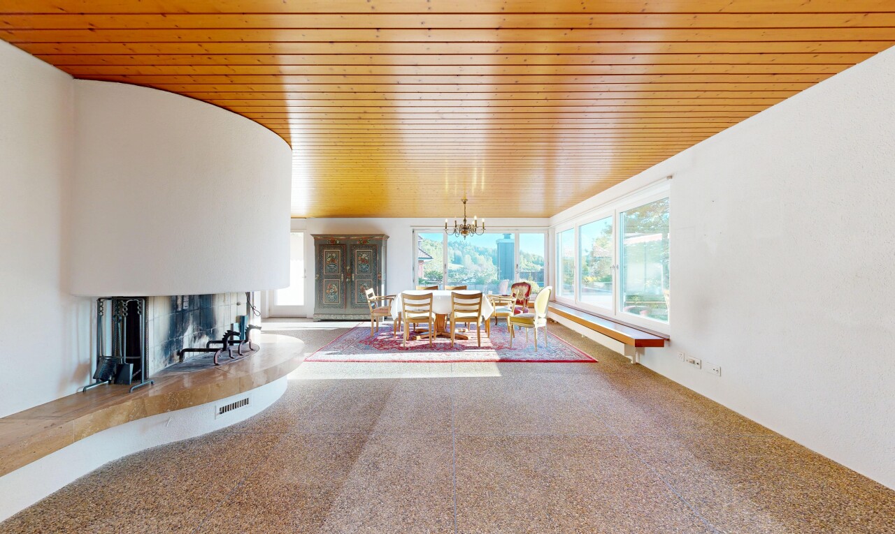 salle à manger avec inside property, lustre remarquable, carpet, moquette, et drywall