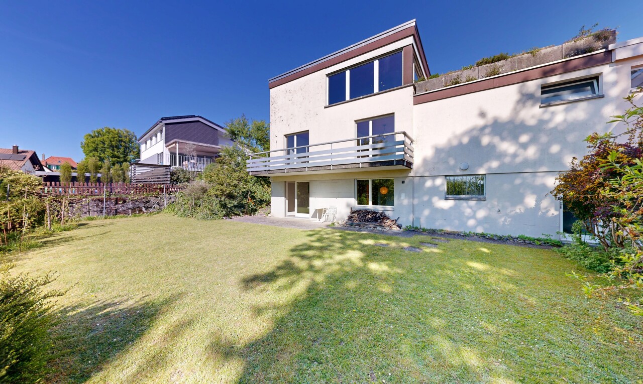 façade avec pelouse, bardage en stuc, day time, property visible, et balcon