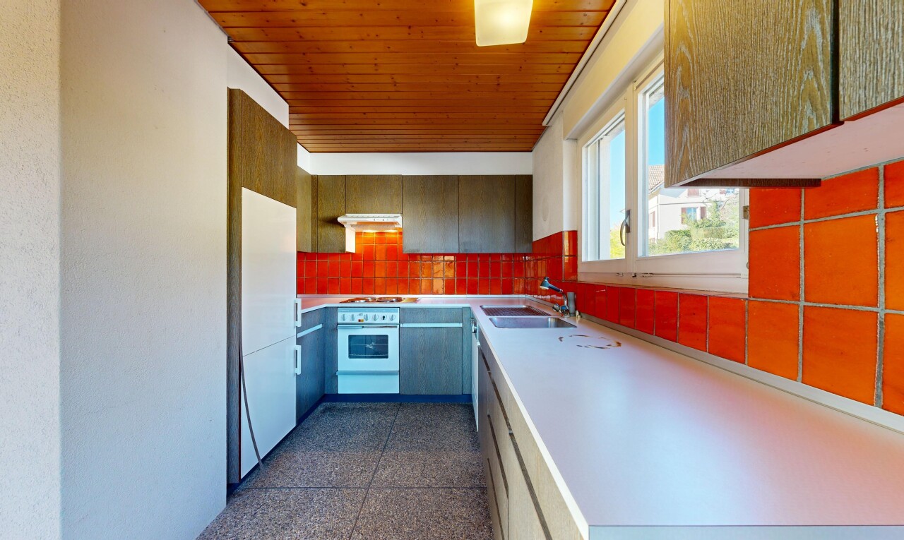 cuisine avec light countertops, plans de travail, dark floor, plafond en bois, et wood ceiling