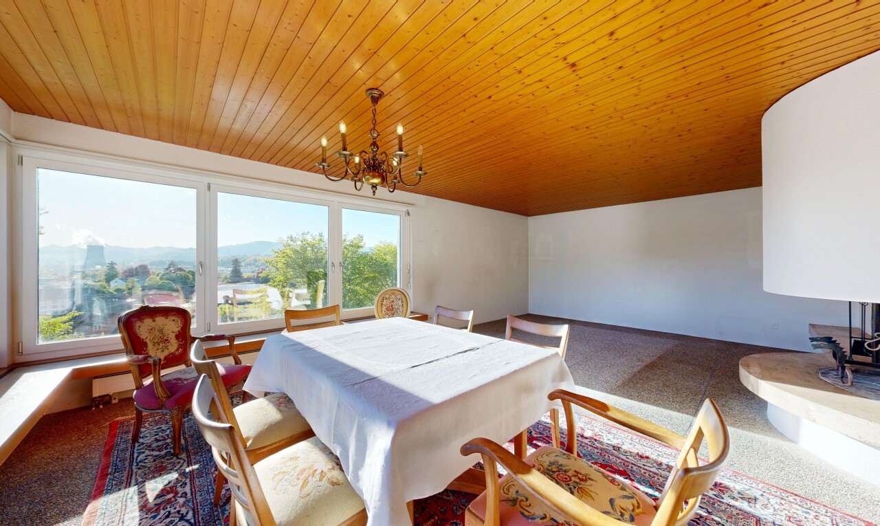 salle à manger avec day time, natural light, lumière naturelle, carpet, et moquette