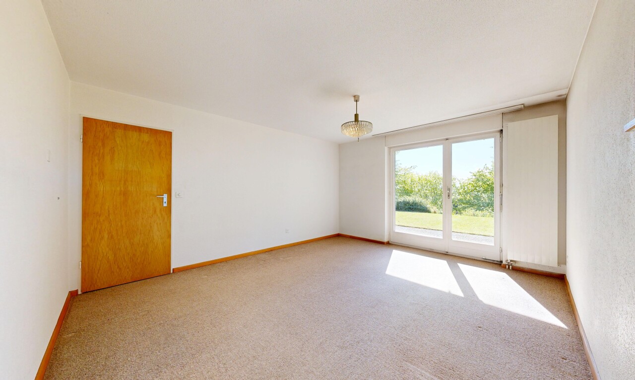 pièce vide avec day time, carpet, moquette, inside property, et natural light