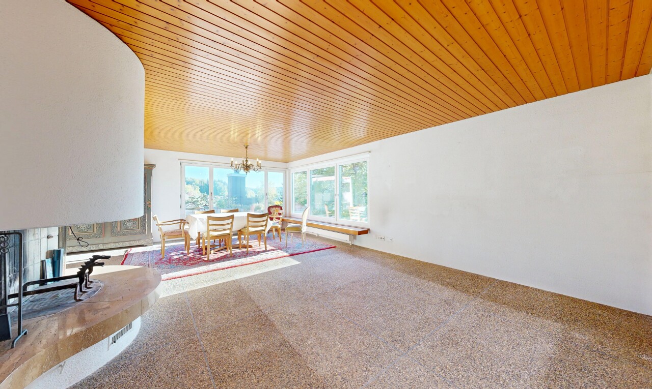salle à manger avec carpet, moquette, inside property, natural light, et lumière naturelle