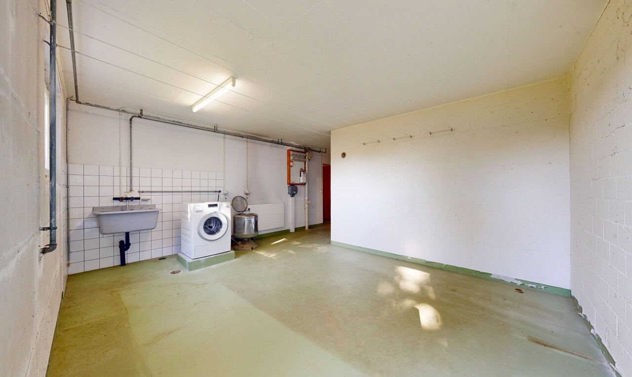 buanderie avec lave-linge et sèche-linge, inside property, sol en béton, concrete floor, et buanderie