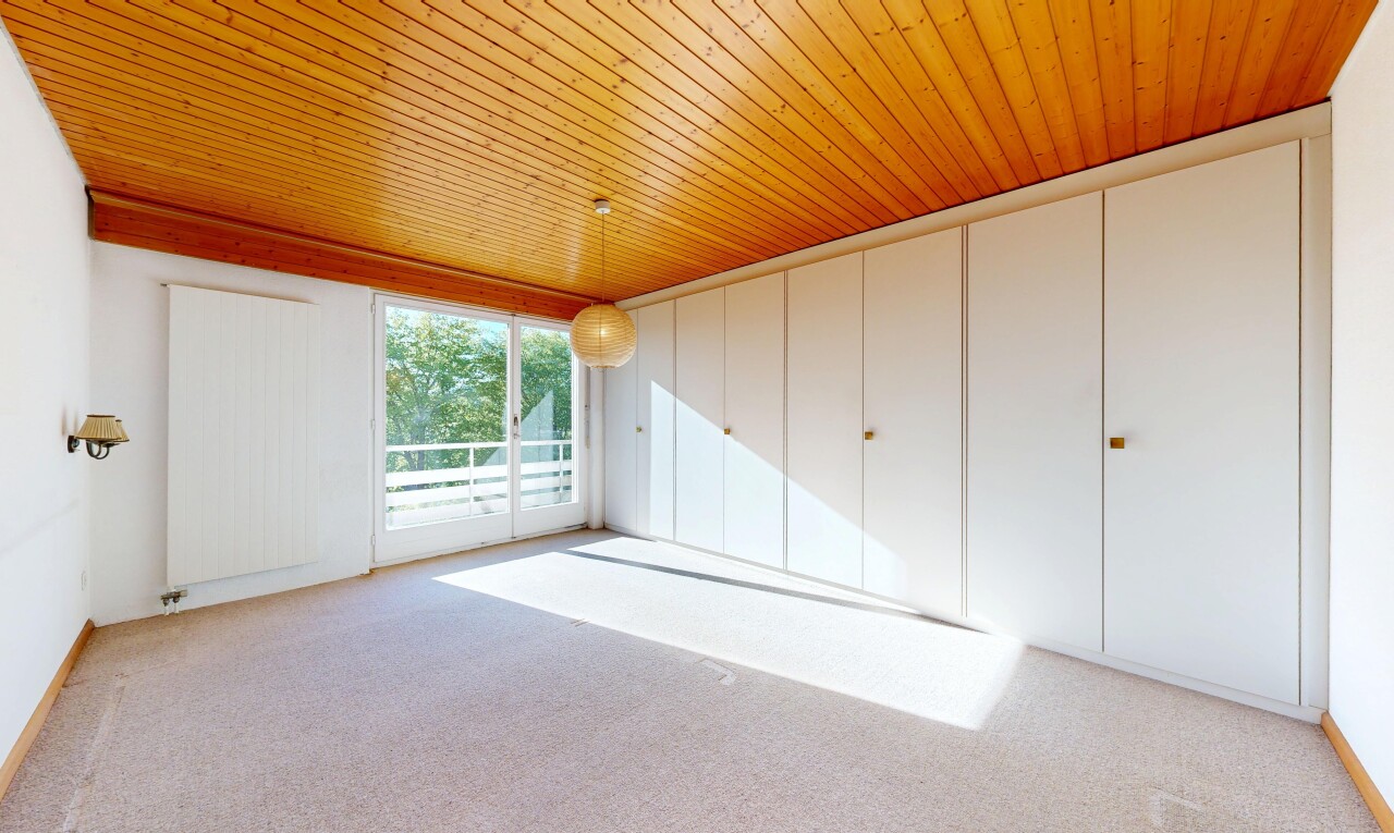 chambre avec lumière naturelle, natural light, moquette, carpet, et accès à l'extérieur