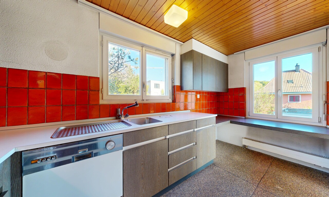 cuisine avec day time, backsplash, dosseret, lave-vaisselle, et light countertops