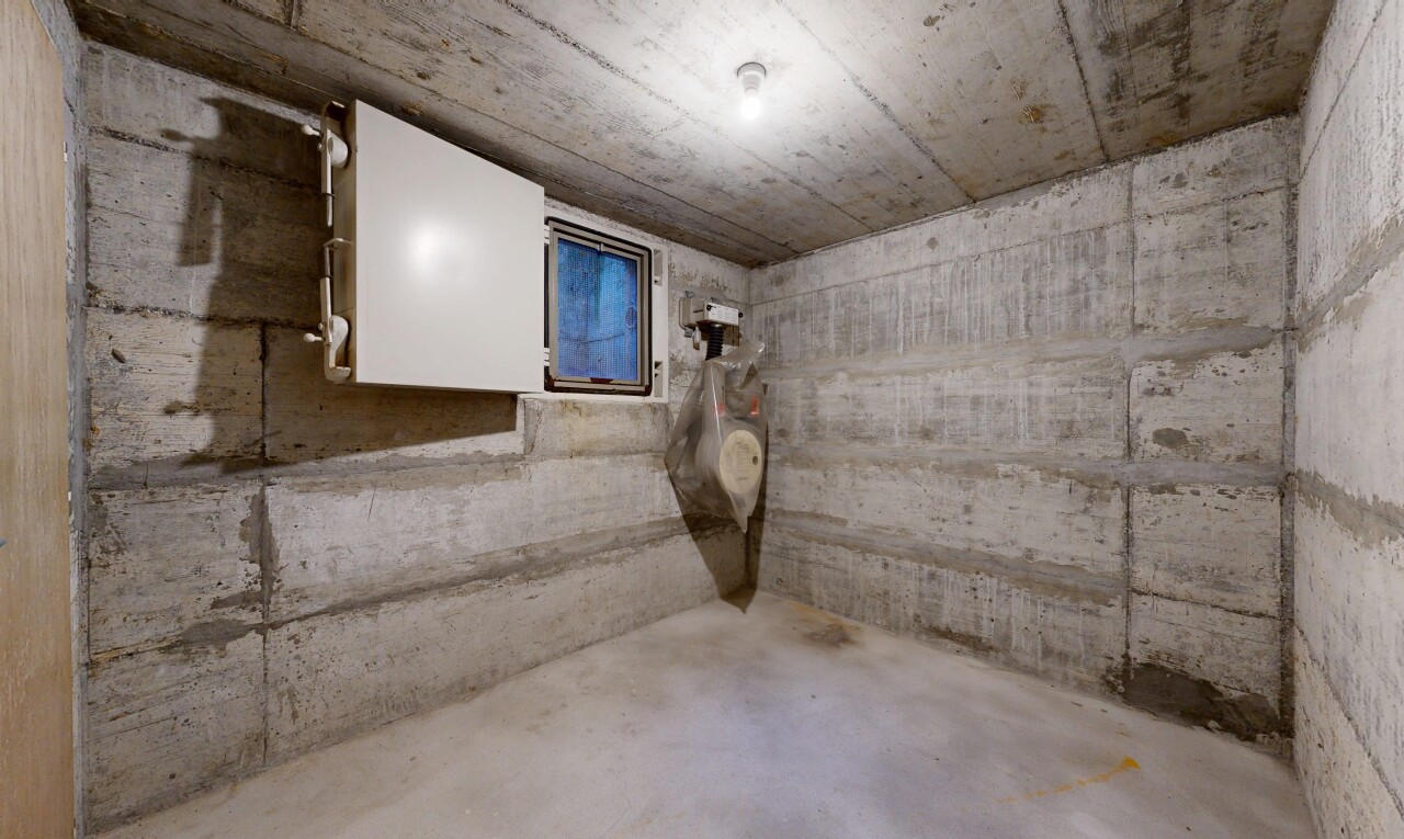 escaliers avec concrete floor, sol en béton, concrete ceiling, plafond en béton, et inside property