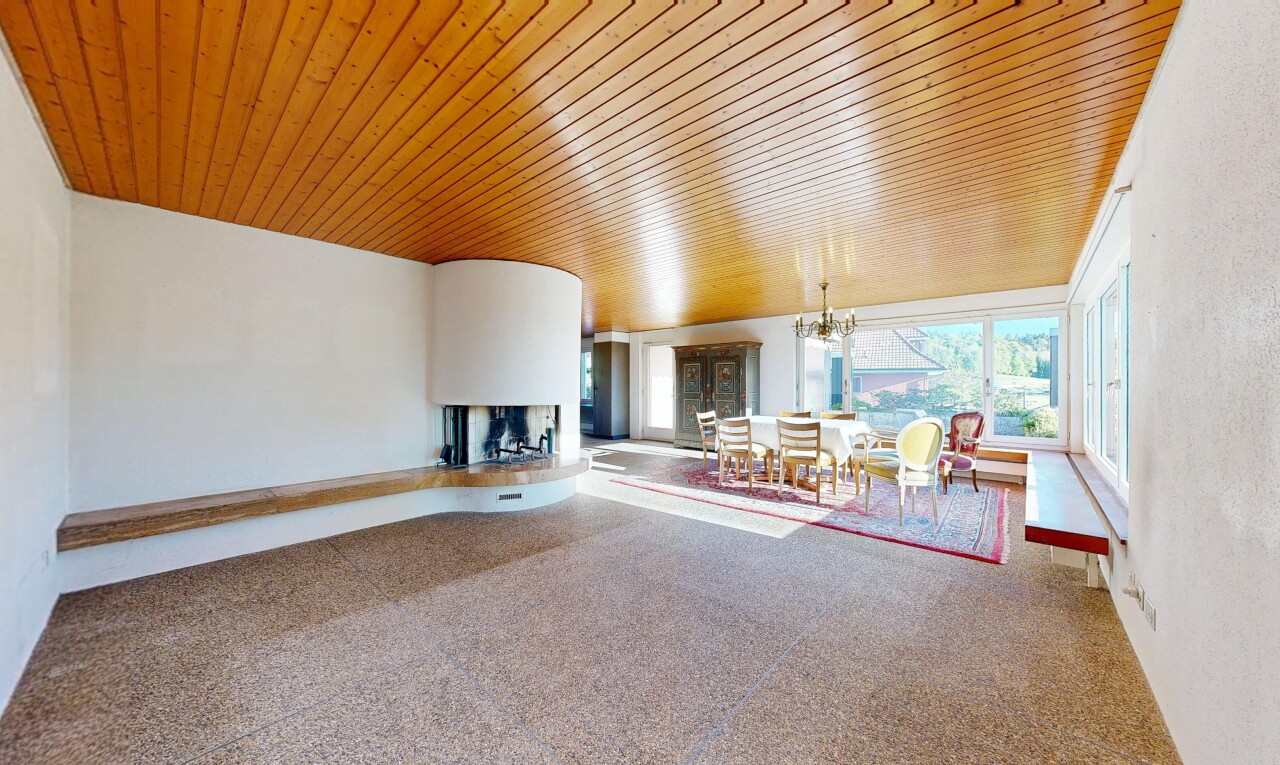 salon avec lustre remarquable, inside property, lumière naturelle, natural light, et plafond en bois