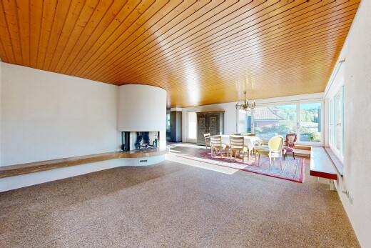 salon avec lustre remarquable, inside property, lumière naturelle, natural light, et plafond en bois
