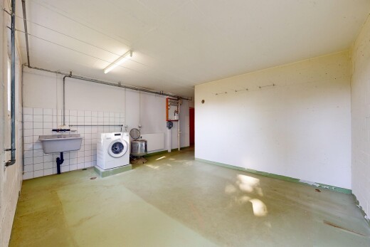 buanderie avec lave-linge et sèche-linge, inside property, sol en béton, concrete floor, et buanderie