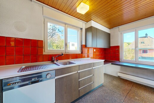 cuisine avec day time, backsplash, dosseret, lave-vaisselle, et light countertops