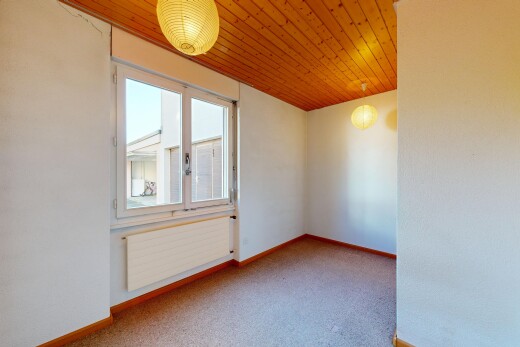 pièce vide avec radiateur, carpet, moquette, natural light, et lumière naturelle