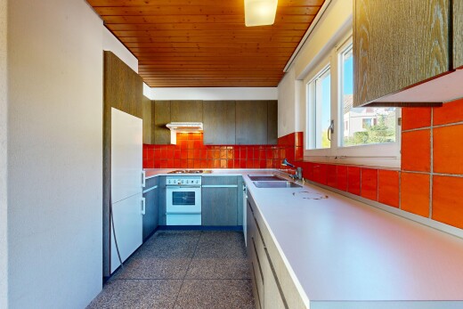 cuisine avec light countertops, plans de travail, dark floor, plafond en bois, et wood ceiling