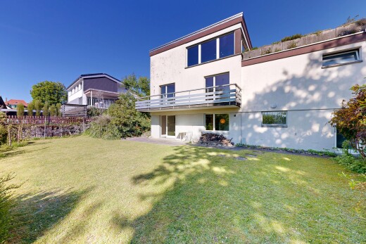 façade avec pelouse, bardage en stuc, day time, property visible, et balcon
