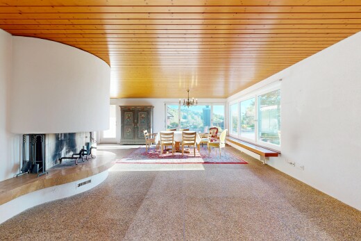 esszimmer mit inside property, bemerkenswerter kronleuchter, carpet, teppich, und drywall