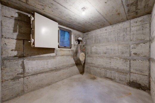 escaliers avec concrete floor, sol en béton, concrete ceiling, plafond en béton, et inside property