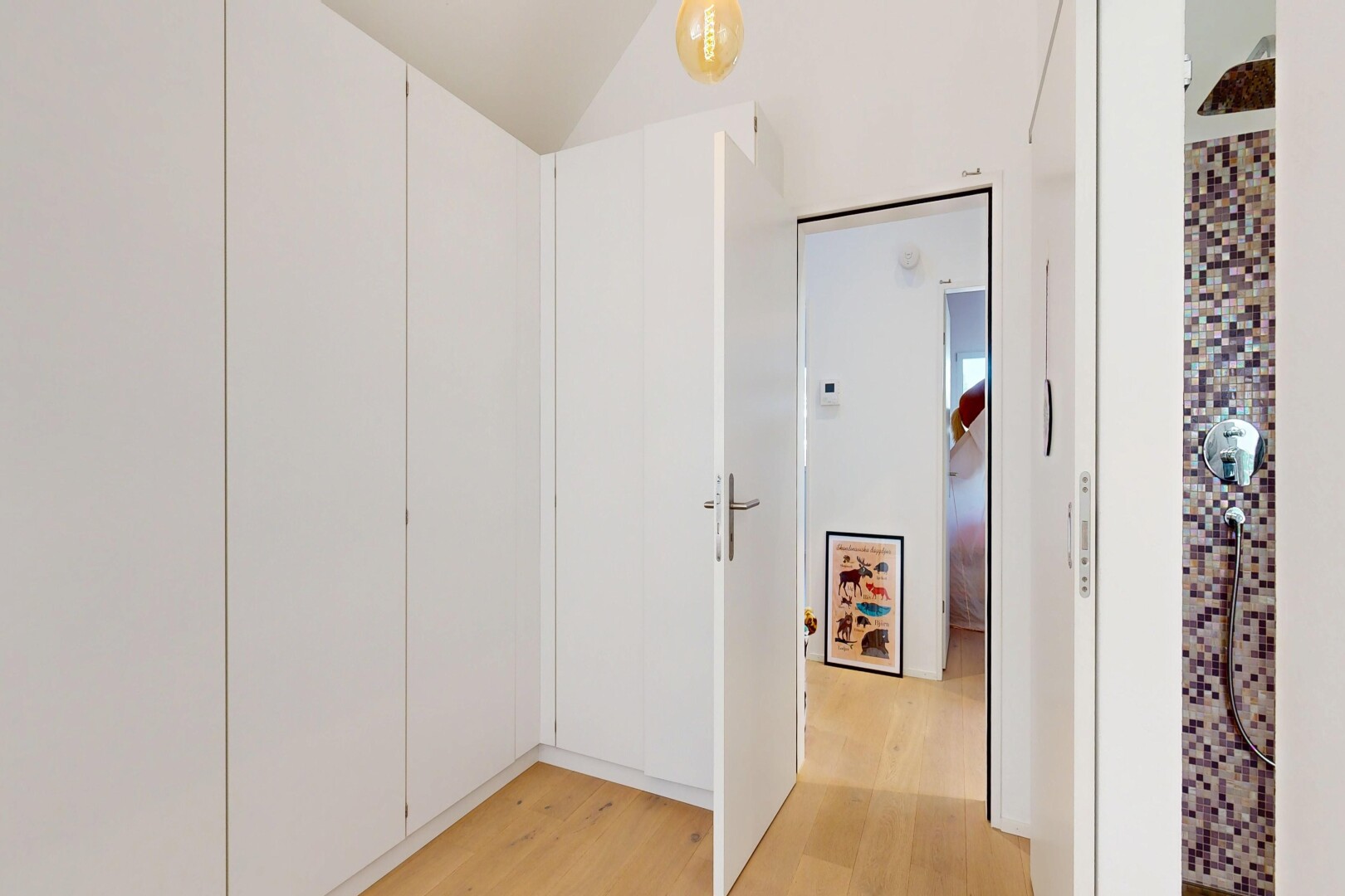 halle / korridor mit wood finish floor, holzfußboden, inside property, und light floor