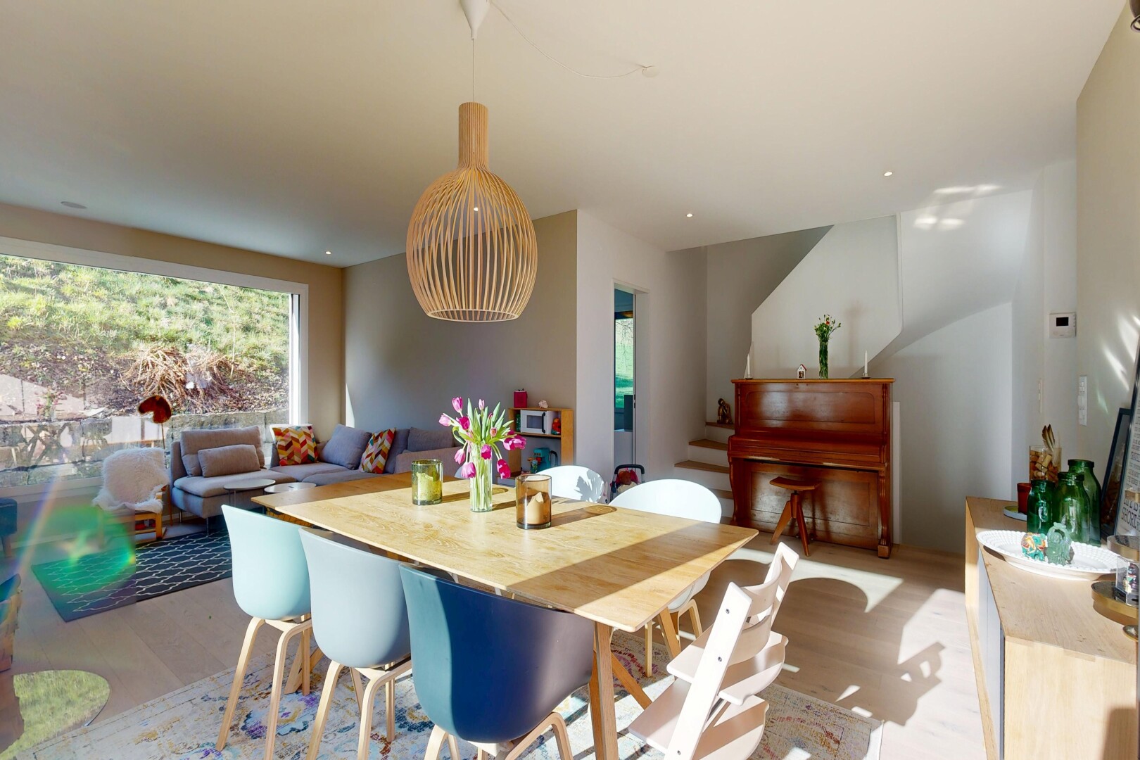 esszimmer mit wood finish floor, holzfußboden, inside property, drywall, und gipskartonwand