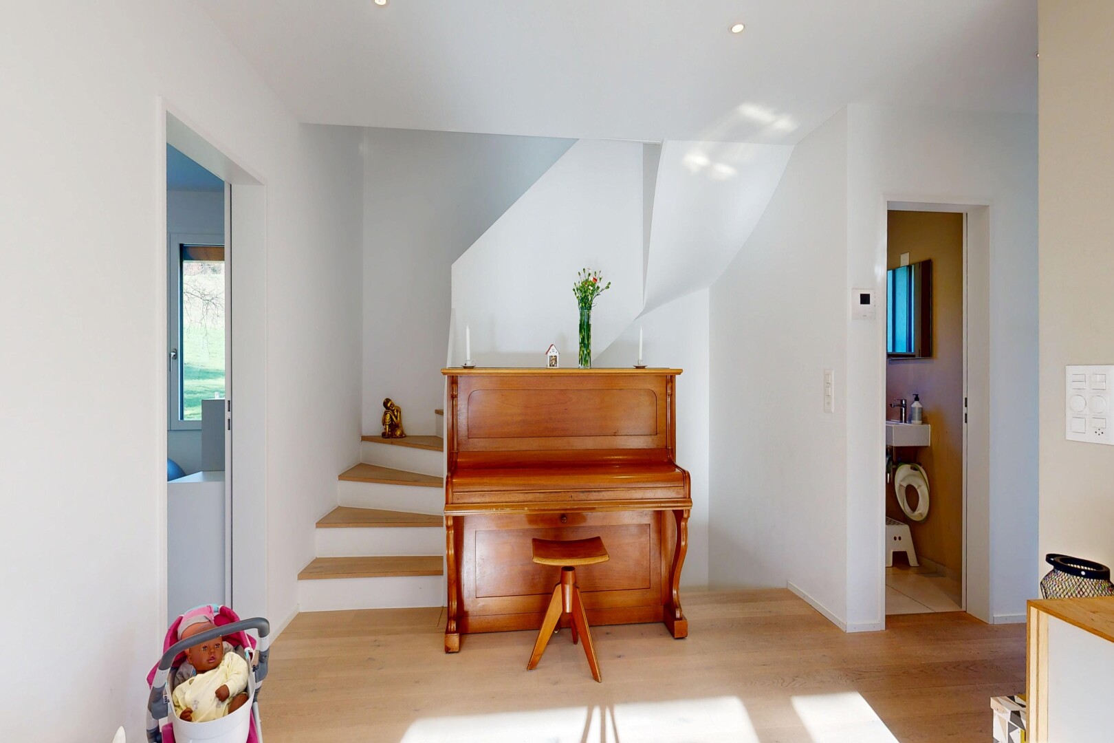 zimmer / schlafzimmer mit holzfußboden, wood finish floor, gipskartonwand, drywall, und inside property