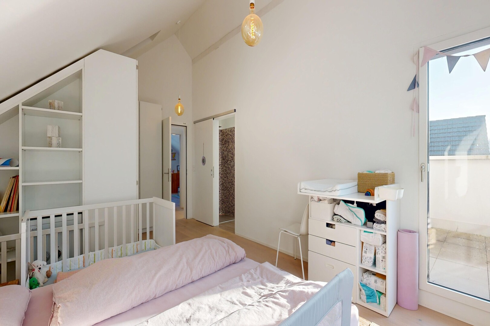 zimmer / schlafzimmer mit dachschräge, vaulted ceiling, gipskartonwand, drywall, und inside property