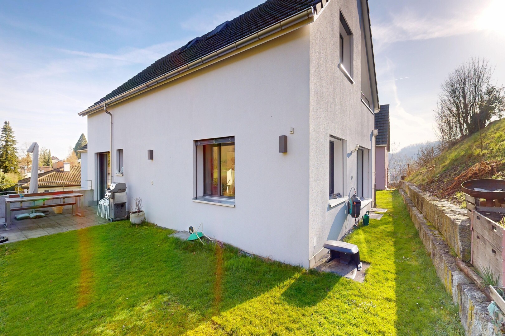außenansicht mit zaun, rasen, from property, stuckverkleidung, und day time
