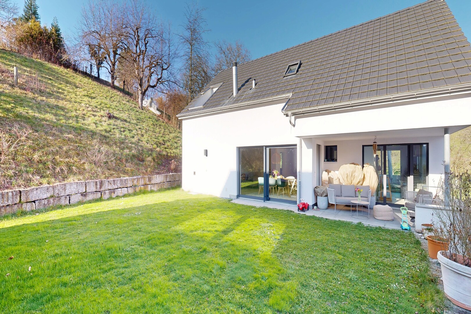 außenansicht mit rasen, stuckverkleidung, from property, terrasse, und day time