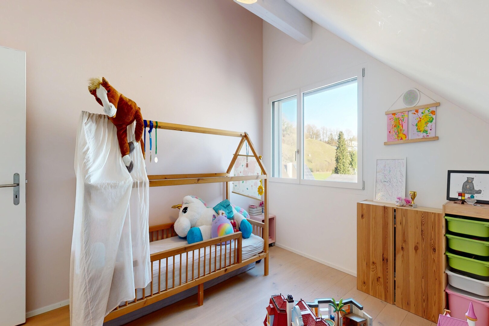 zimmer / schlafzimmer mit natural light, natürliches licht, day time, light floor, und drywall