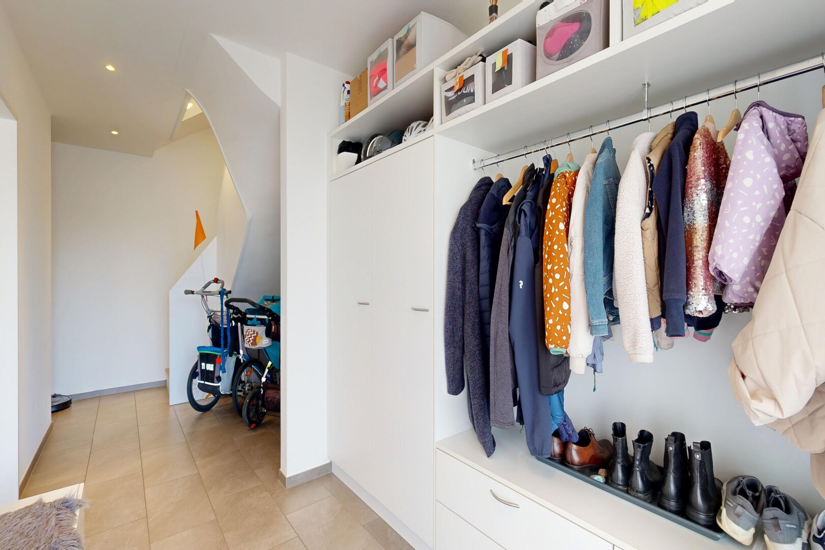 begehbarer kleiderschrank mit tile floor, fliesenboden, und light floor