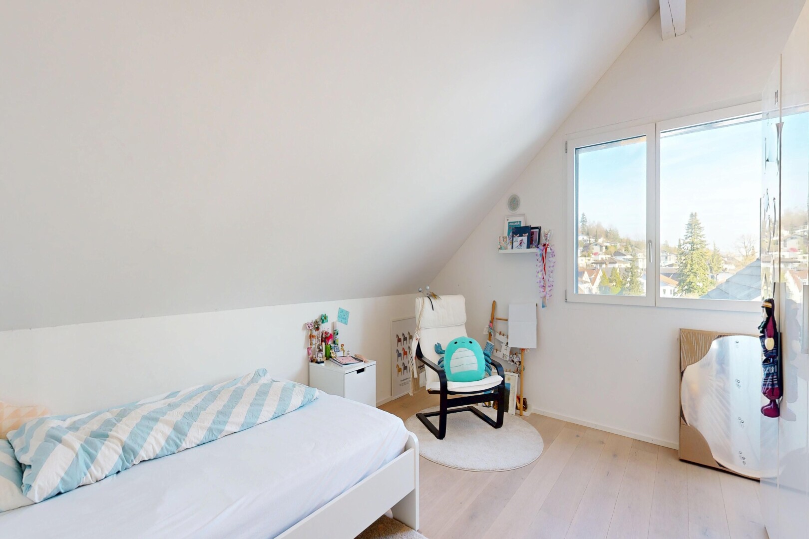zimmer / schlafzimmer mit zusätzliches zimmer, dachschräge, vaulted ceiling, inside property, und holzfußboden
