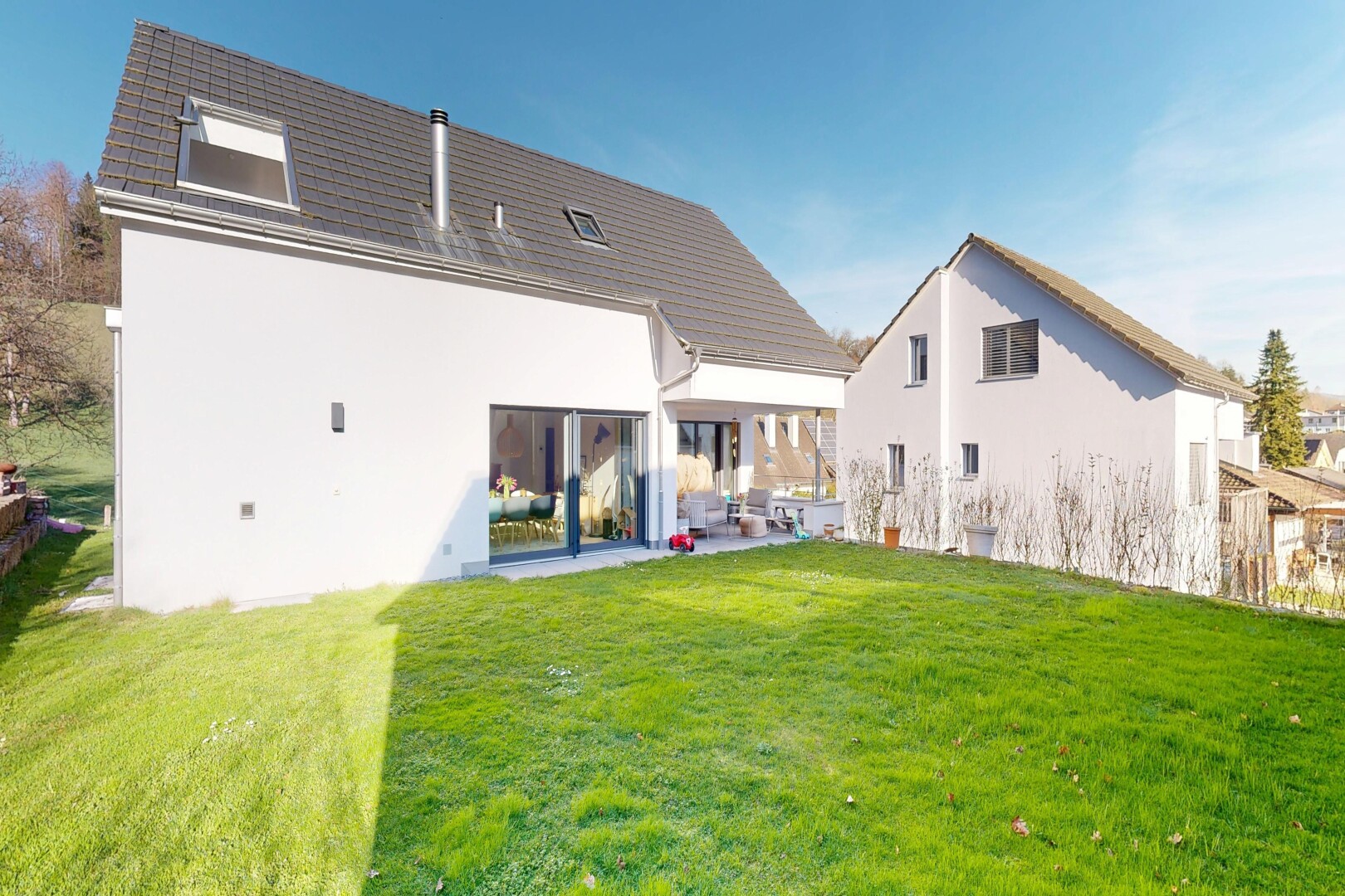 außenansicht mit property visible, rasen, stuckverkleidung, terrasse, und day time