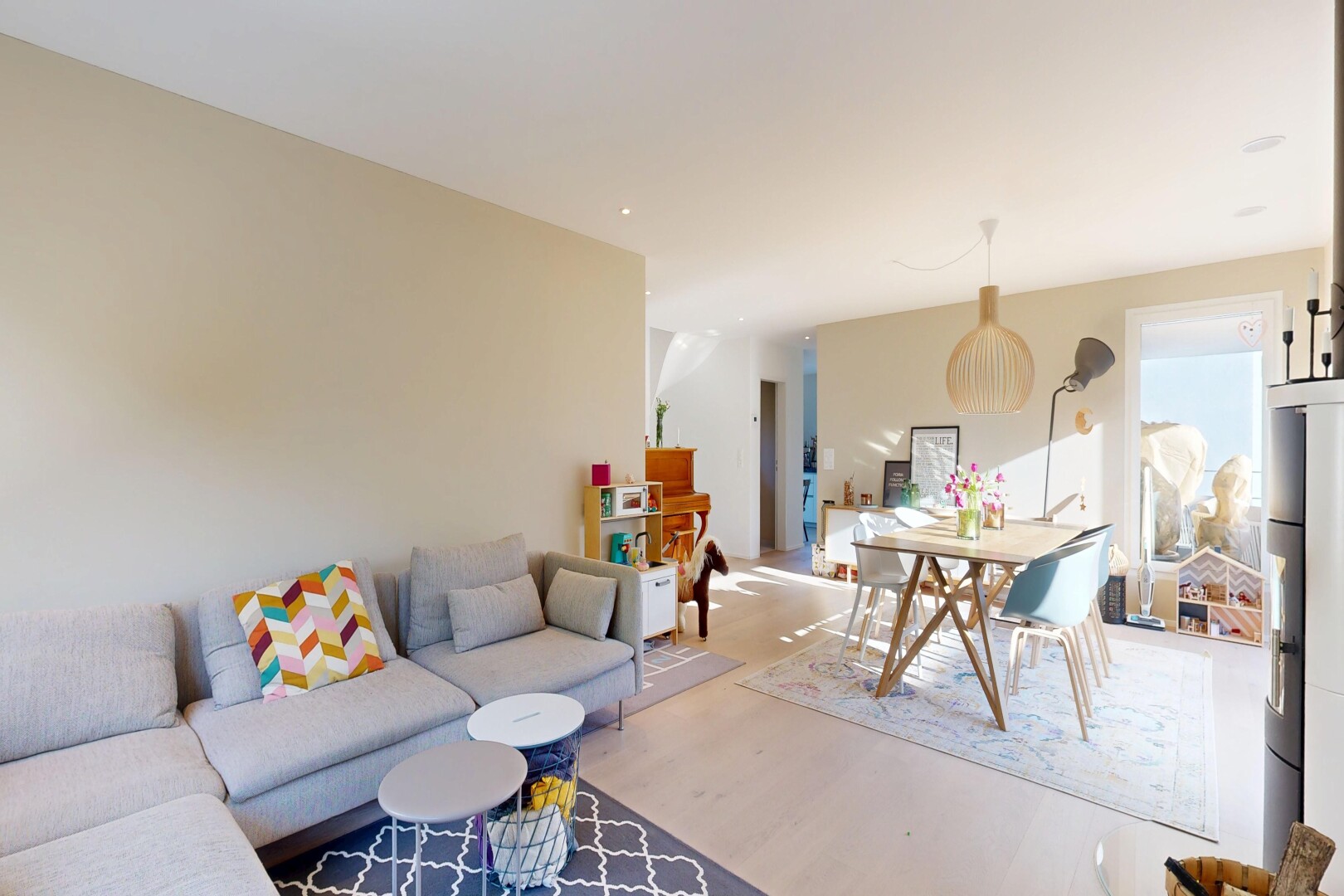 wohn- / esszimmer mit inside property, holzfußboden, wood finish floor, gipskartonwand, und drywall