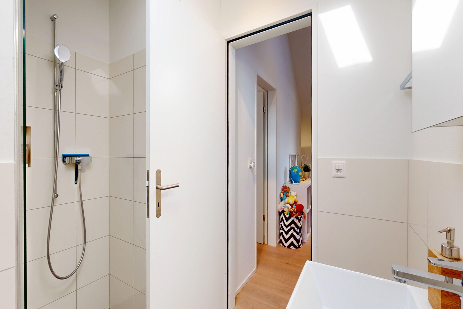 bad mit dusche, inside property, light floor, komplettes badezimmer, und holzfußboden