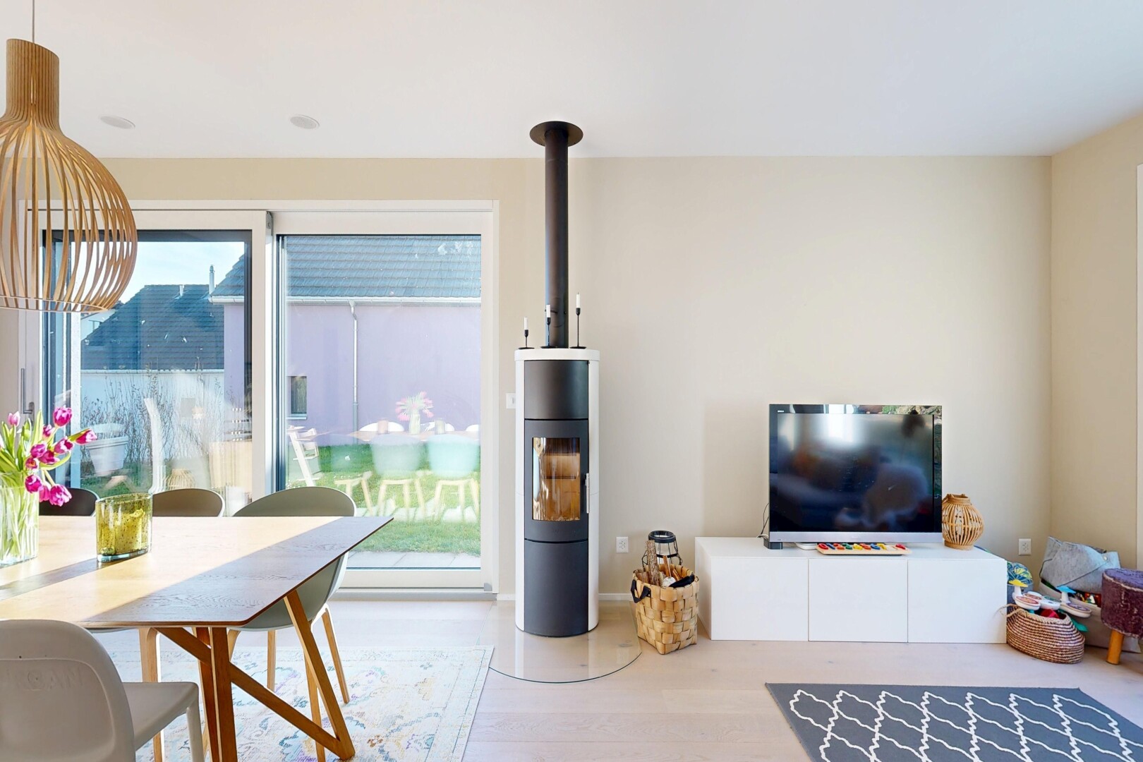 wohn- / esszimmer mit inside property, fernseher, wood finish floor, holzfußboden, und light floor