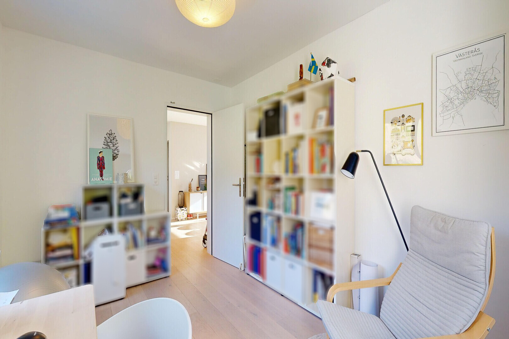 wohnzimmer mit inside property, holzfußboden, wood finish floor, gipskartonwand, und drywall