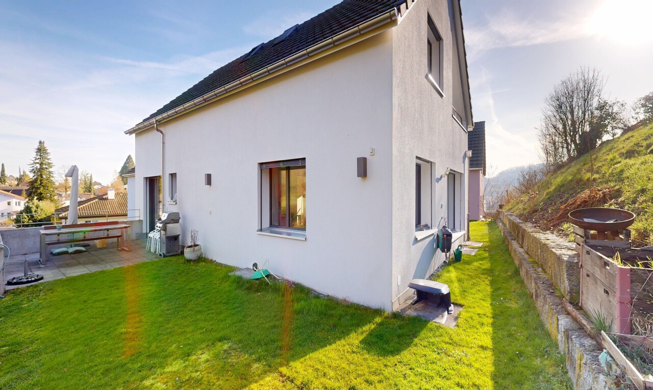 außenansicht mit zaun, rasen, from property, stuckverkleidung, und day time