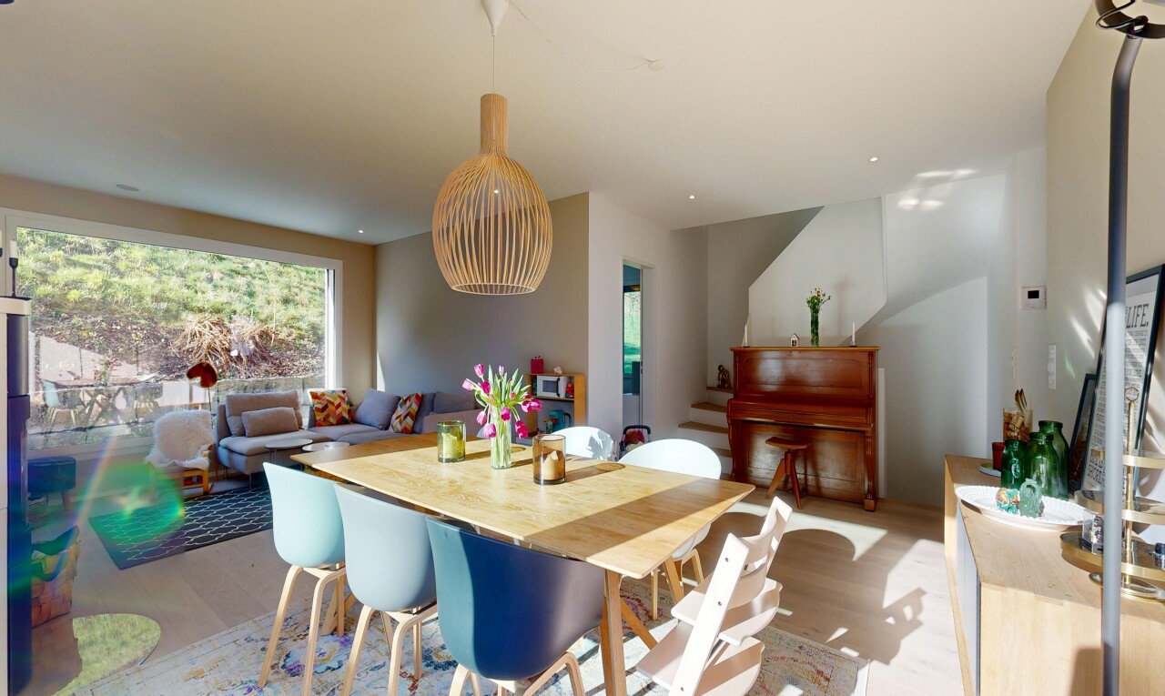 esszimmer mit wood finish floor, holzfußboden, inside property, drywall, und gipskartonwand